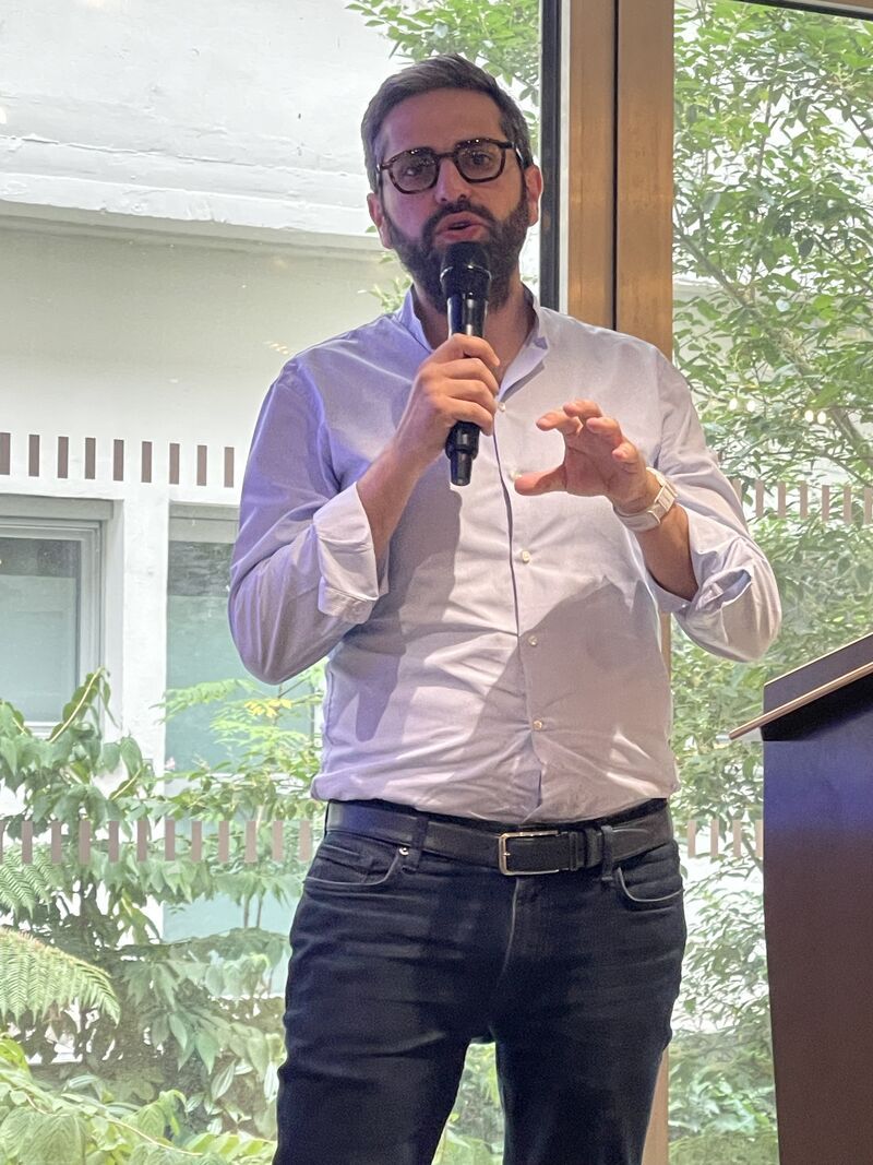 Nethanel Sellam, directeur commercial d'AppliPro, présente le produit au micro lors de la Demo Night #23 à Strasbourg