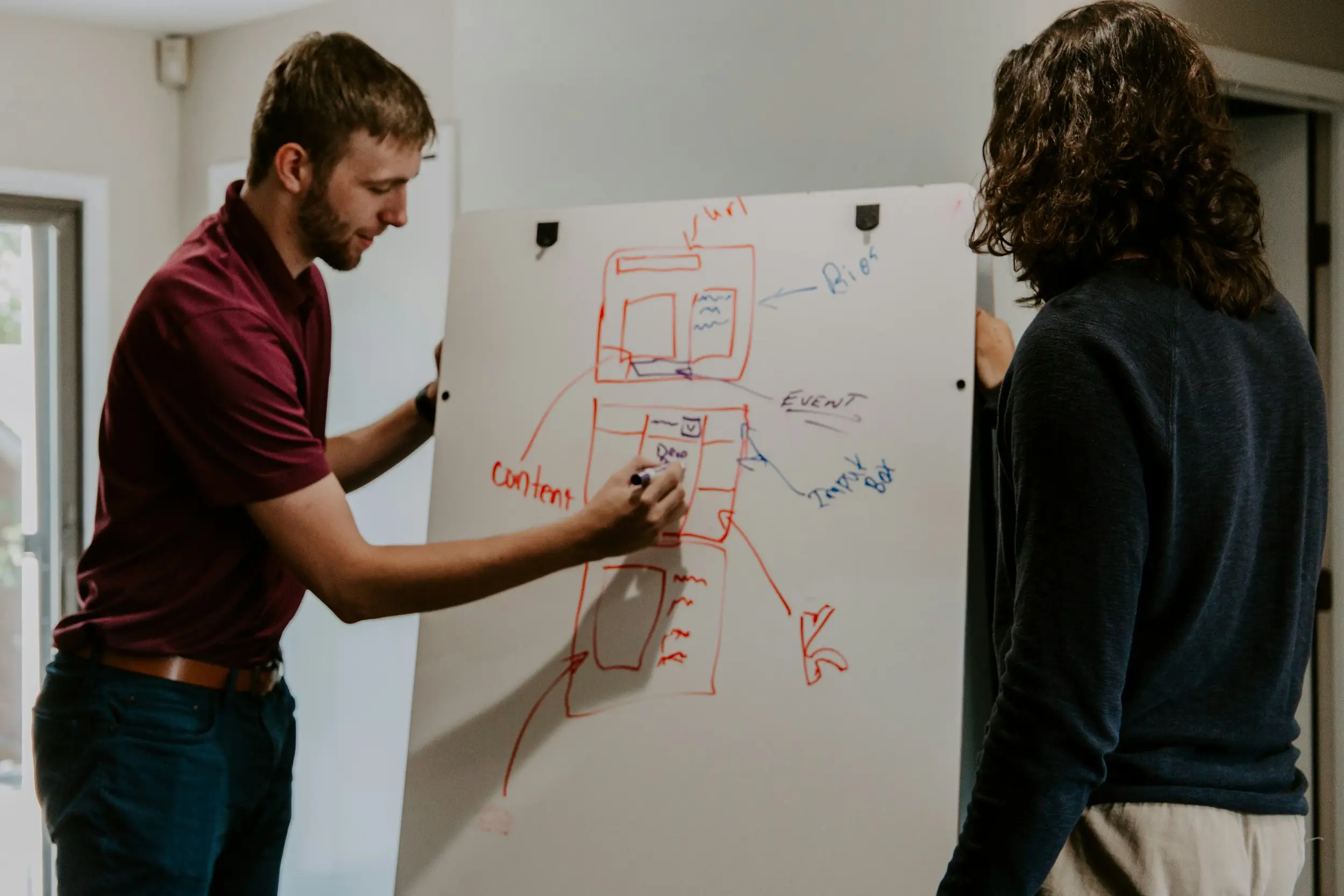 Collaborateur consultant son livret d'accueil digital sur mobile