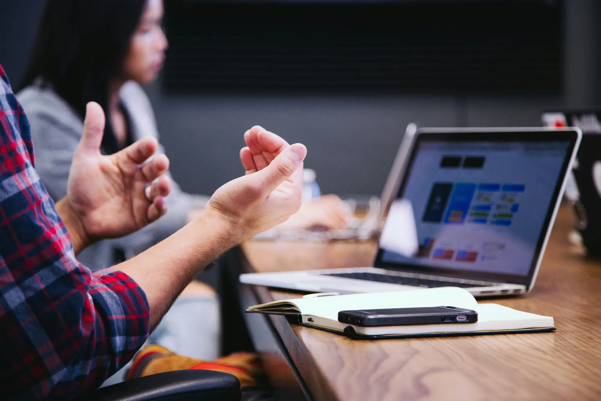 Candidat en phase de transition entre recrutement et onboarding, avant son premier jour