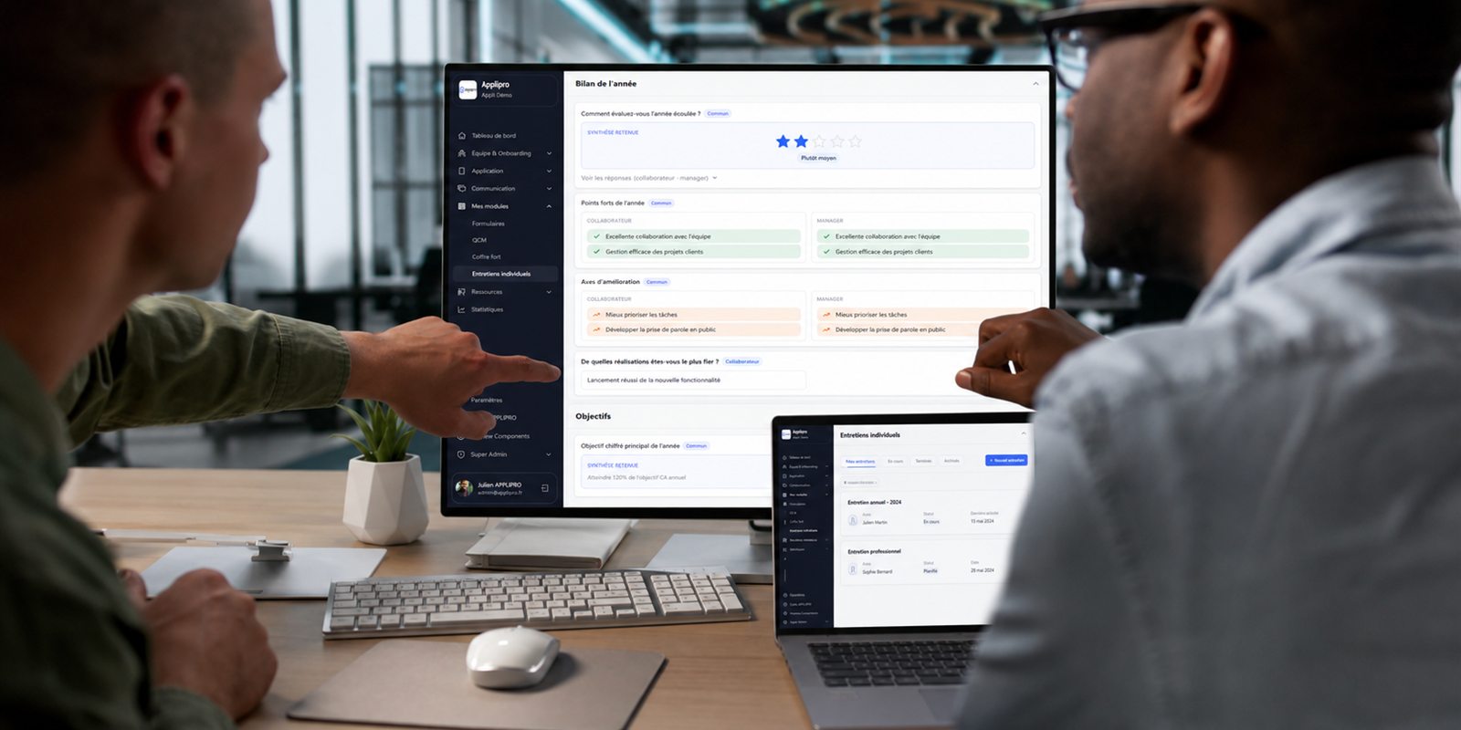 Un collaborateur et son manager mènent un entretien annuel avec Applipro